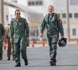 Su Majestad el Rey con el mono de vuelo en la Base Aérea de San Javier